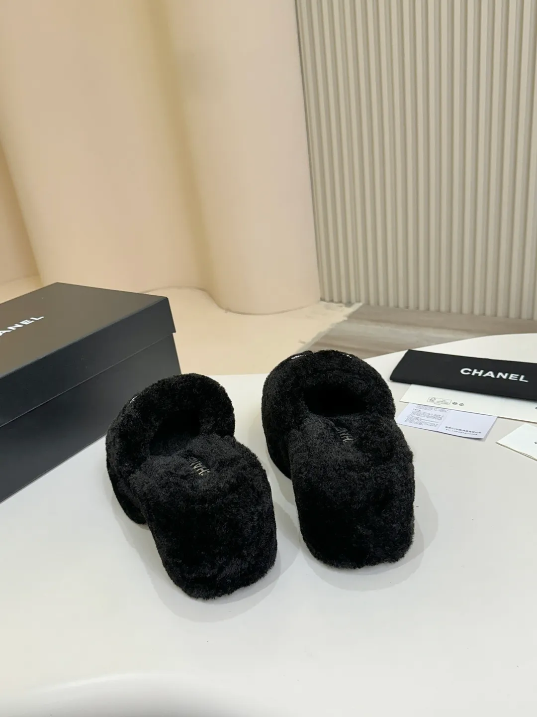 👟👟Ex-factory price 480👟👟 Chanel CHANEL thick-soled fur flip flops｜Finally waited for this pair of the same style from the star show🧚♀️ The upper is covered with soft and waxy lamb wool, with a classic double C diamond buckle✨The texture is full of texture. As soon as you put it on, your sense of luxury soars instantly. The inner lamb wool fabric is as comfortable as stepping on clouds☁️ Thickened rubber soles, 8cm at the heel, 6.5cm at the forefoot, with raised bars, easy to wear with long legs~ The wedge heel design is super easy to walk, lazy and fashionable. It is very elegant for daily outings and date wear. It is a must-have and versatile artifact for this autumn and winter, waiting for you~ #chanel slippers #Celebrity Style #Advanced Wearing Fabric: Lamb 🐑 Wool Lining: Lamb 🐑 Wool Feet: lamb 🐑 hair Outsole: wear-resistant and non-slip rubber outsole Size: 35–40